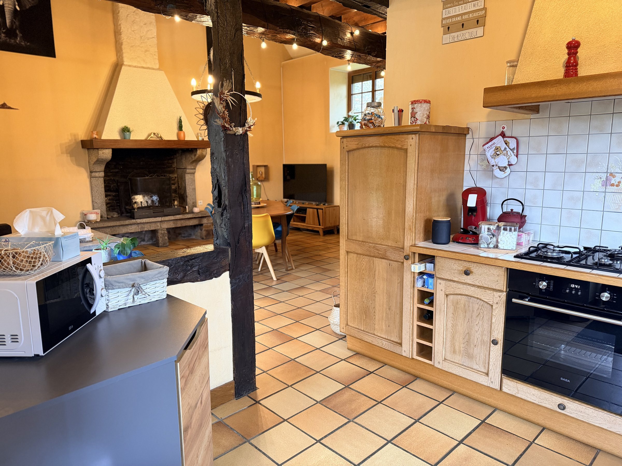 L'Échappée Belle, vue de la cuisine vers la salle à manger